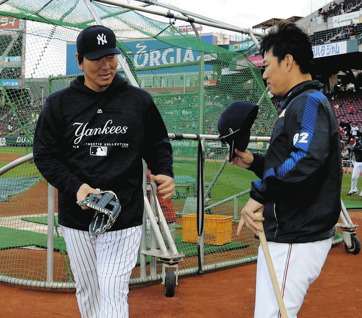 ◇2018年、日米野球であいさつする井端コーチと松井コーチ【写真】：中