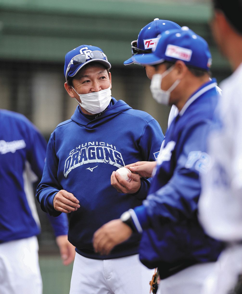 中日 立浪監督 初めてのウイニングボールにニッコリ 自分の記念ボールはほとんど持ってないので 中日スポーツ 東京中日スポーツ