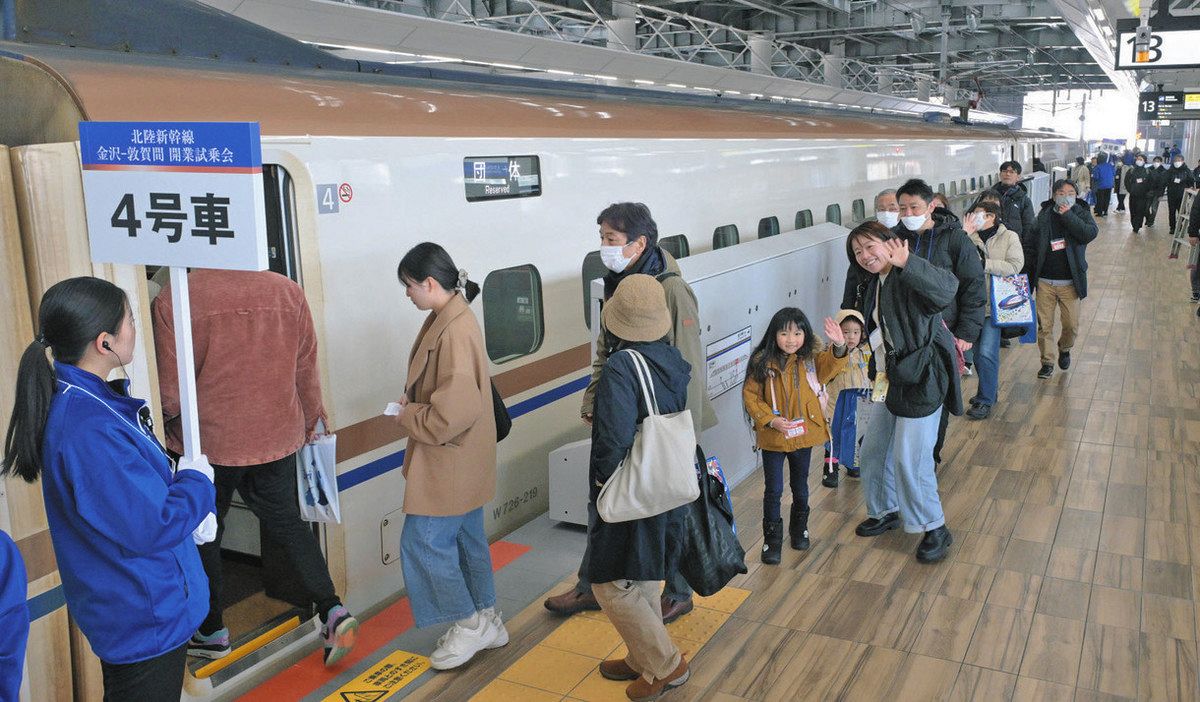 新幹線 笑顔の試乗 一般向け初、車窓楽しむ：日刊県民福井Web