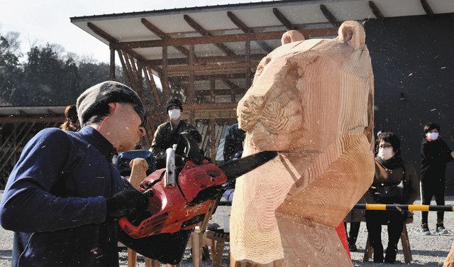 チェーンソーアートで丸太から寅誕生 多気・VISON：中日新聞Web