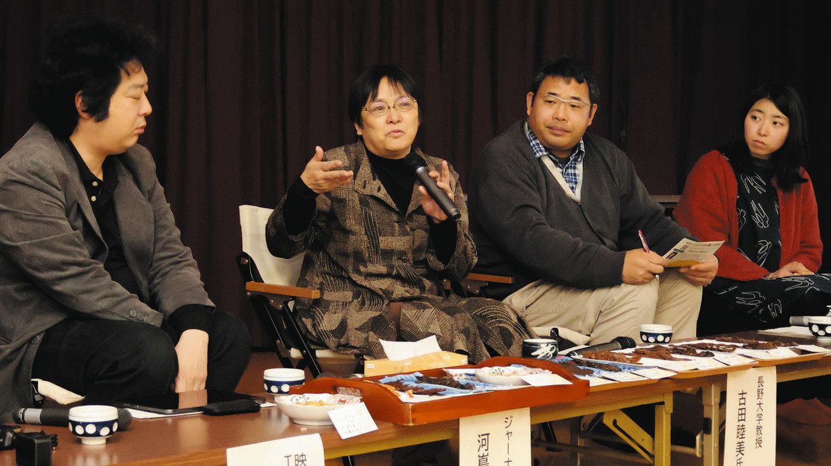 柚餅子の可能性について話す参加者たち＝天龍村で
