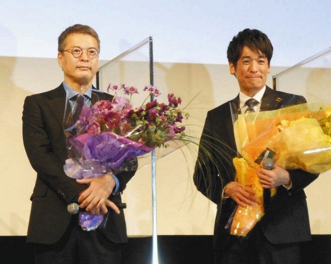 制作発表会見に出席した田中哲司（左）と、佐藤隆太