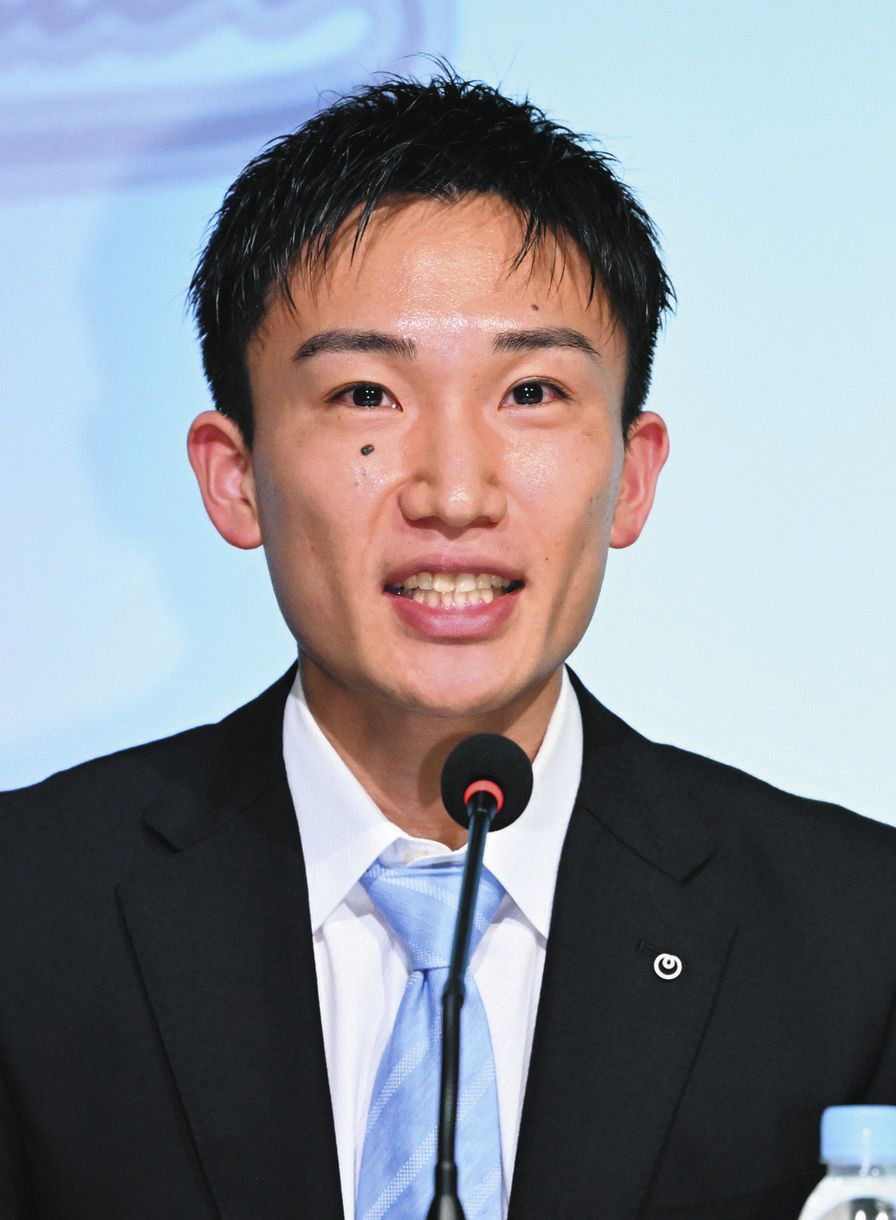 代表引退を決め、会見する桃田賢斗