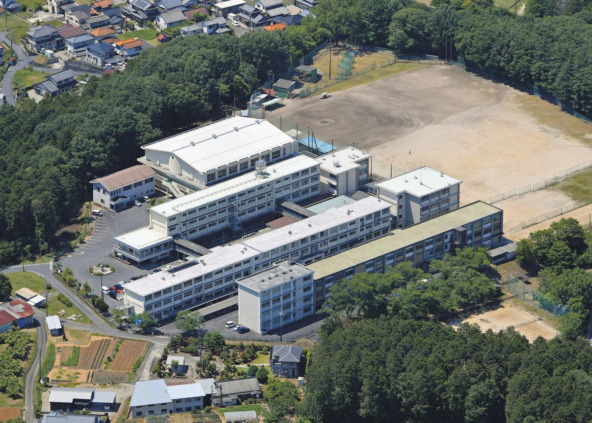 地元を支える人材を輩出し続けてきた中津川工業高＝中津川市千旦林で、本社ヘリ「まなづる」から
