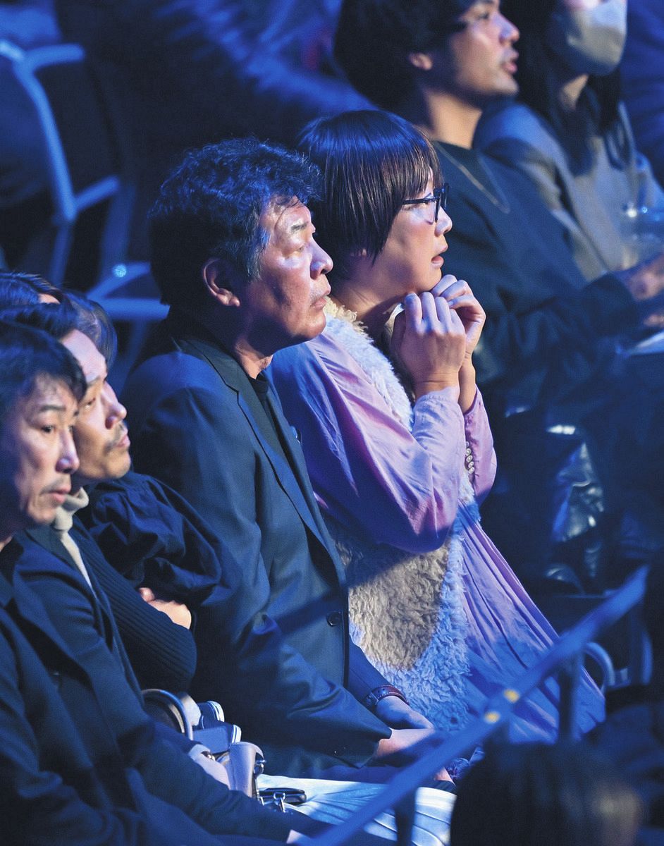 ◇赤井英和夫妻、長男・英五郎のTKO負けにぼうぜん【写真】：中日