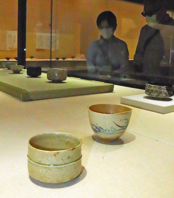 美しい古美術品◼️蔵から見事にくねくねした雰囲気の良い茶碗が出てき