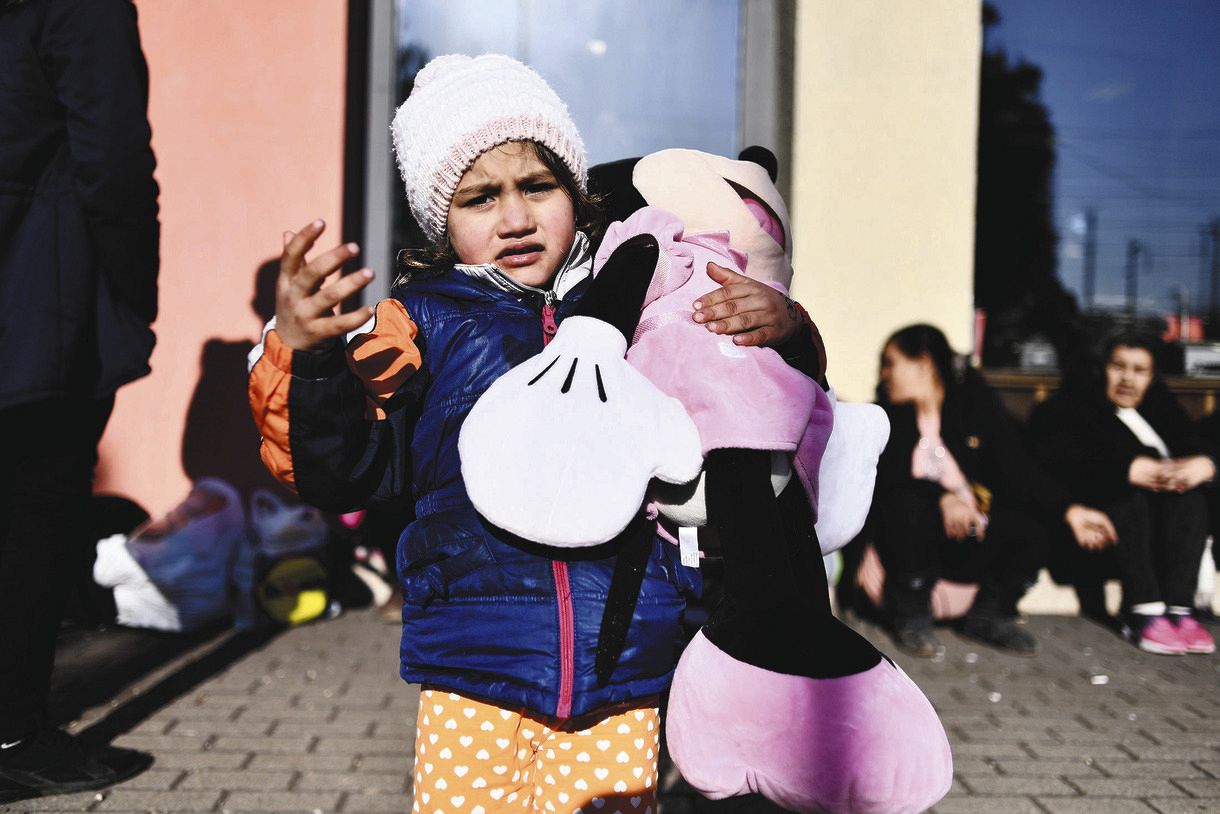 大事なぬいぐるみを抱いてウクライナからハンガリーに避難した難民の少女＝２月２７日(AP)