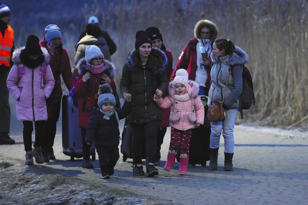 ウクライナから逃れ隣接するポーランドのプシェミシルに到着した難民ら＝2022年2月27日（AP）