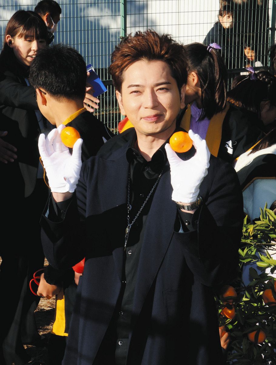 松本潤さん「家康のミカン」を収穫 駿府城公園で小手伸也さんや子ども