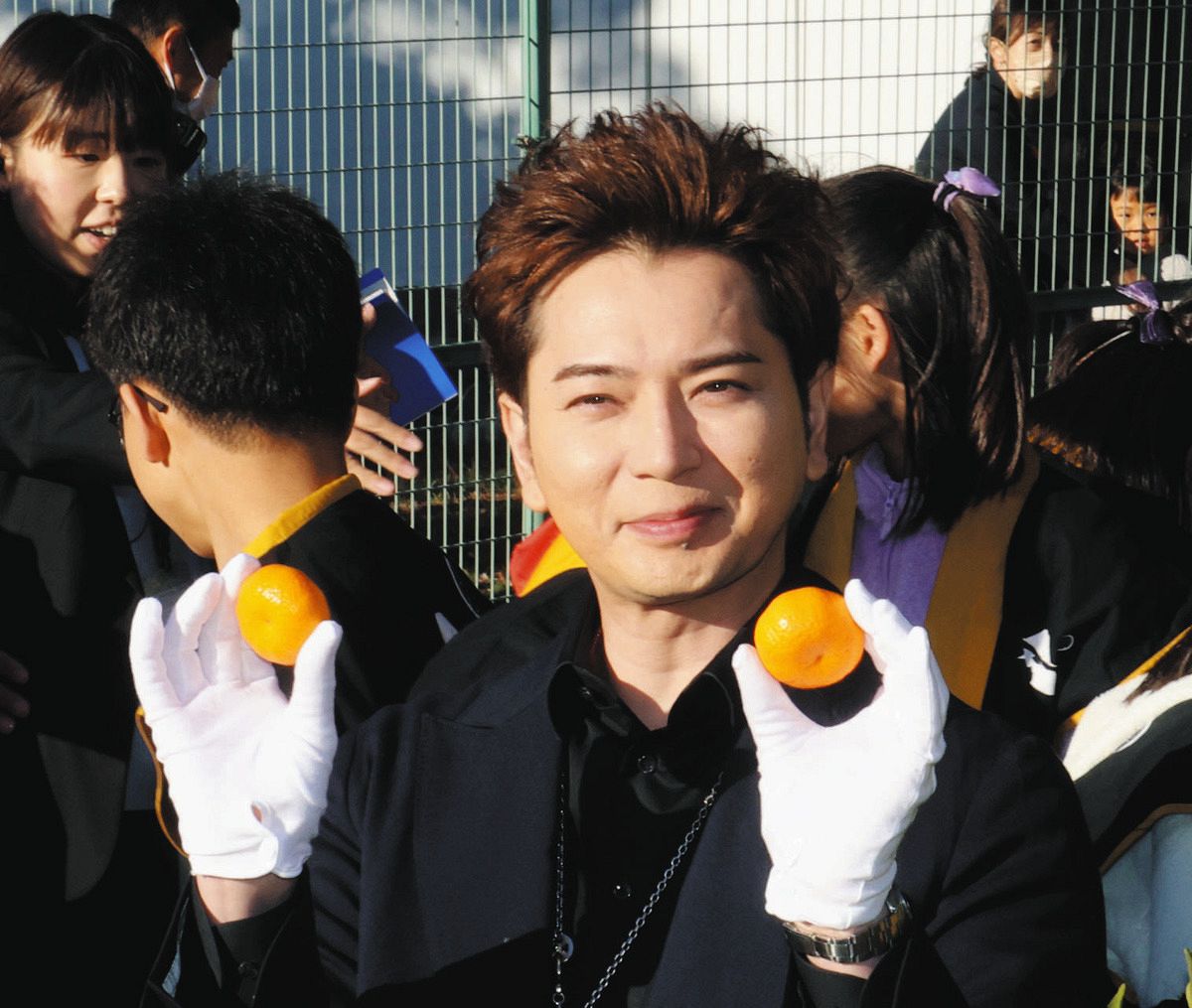 松本潤さん「家康のミカン」を収穫 駿府城公園で小手伸也さんや子ども