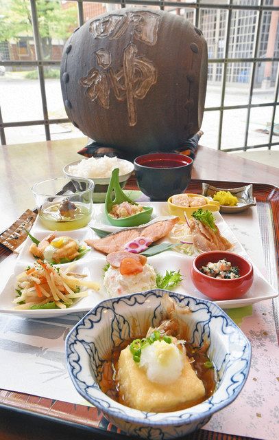 「おたのとうふ」を使った人気の揚げ出し豆腐が入ったヒルズランチ＝越前町の「おたの里山料理レストランオタイコ」で 