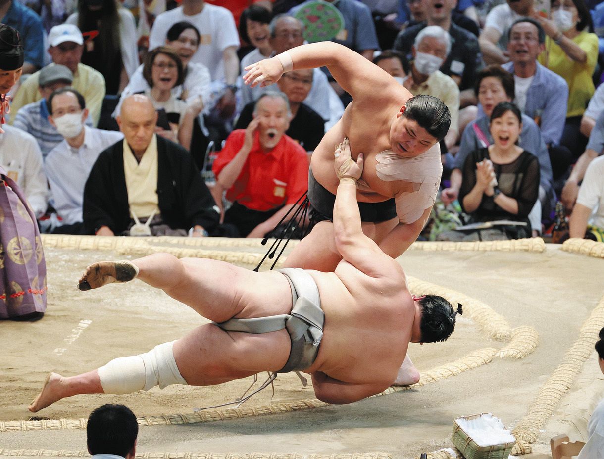 新入幕・伯桜鵬、北勝富士を破り3敗でトップ並んだ！ 賜杯は最大4人の