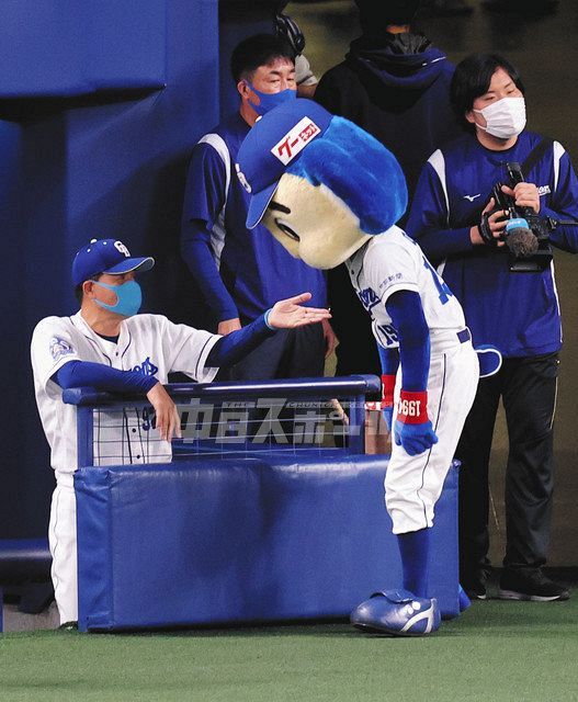 中日―阪神 与田監督 ドアラ：中日スポーツ・東京中日スポーツ