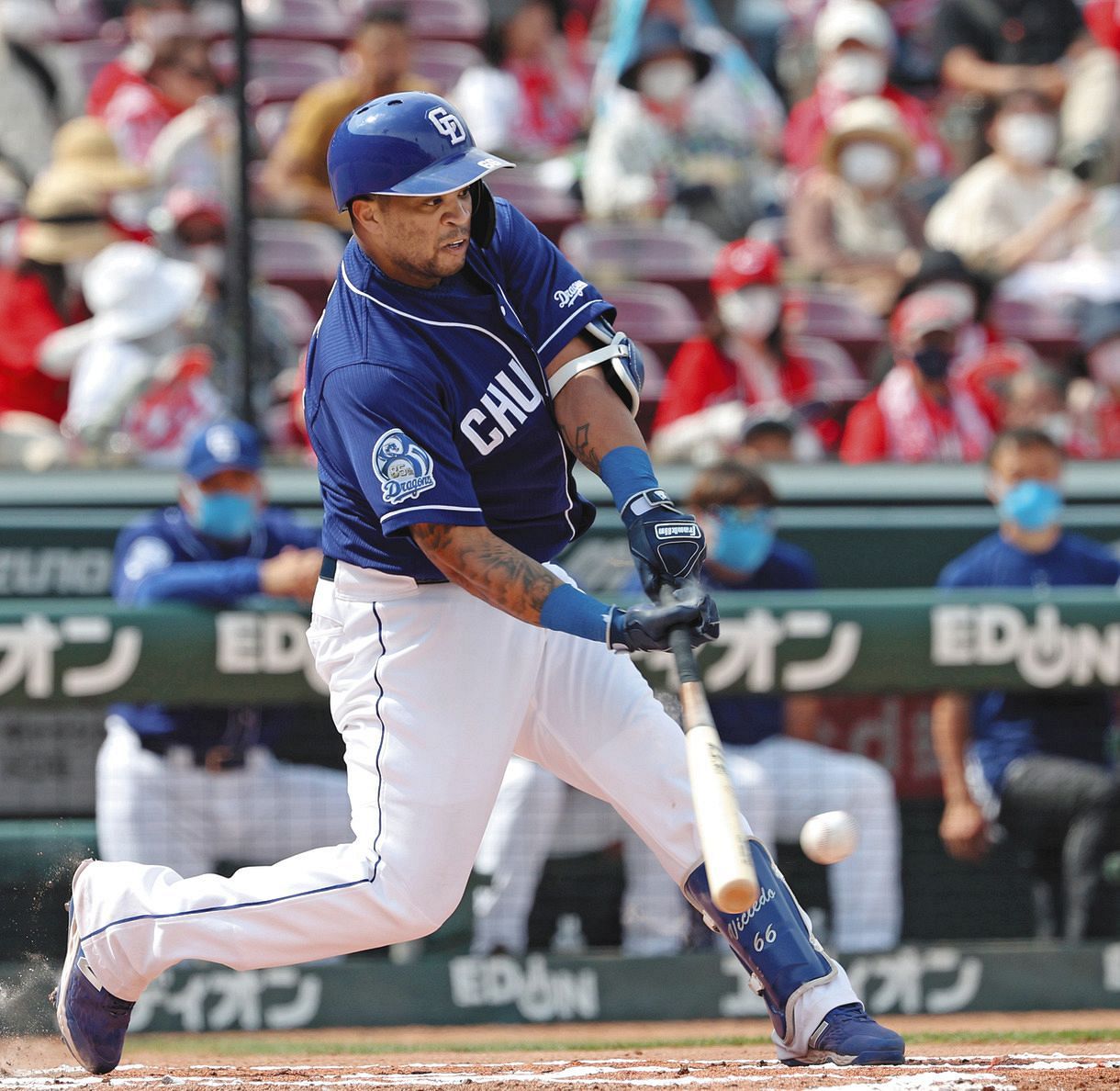 6回表2死、ビシエドが中前打を放つ