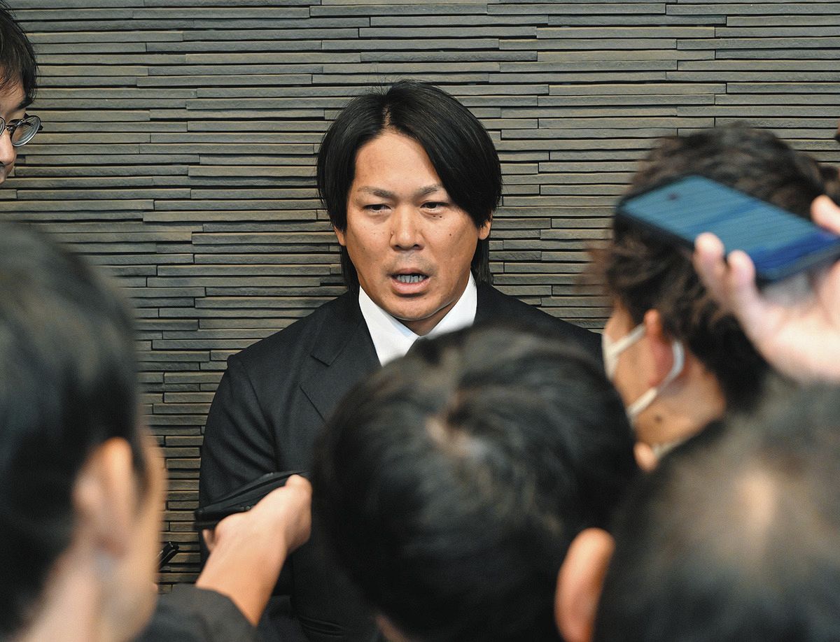 トレードが決まり記者に囲まれる巨人の甲斐