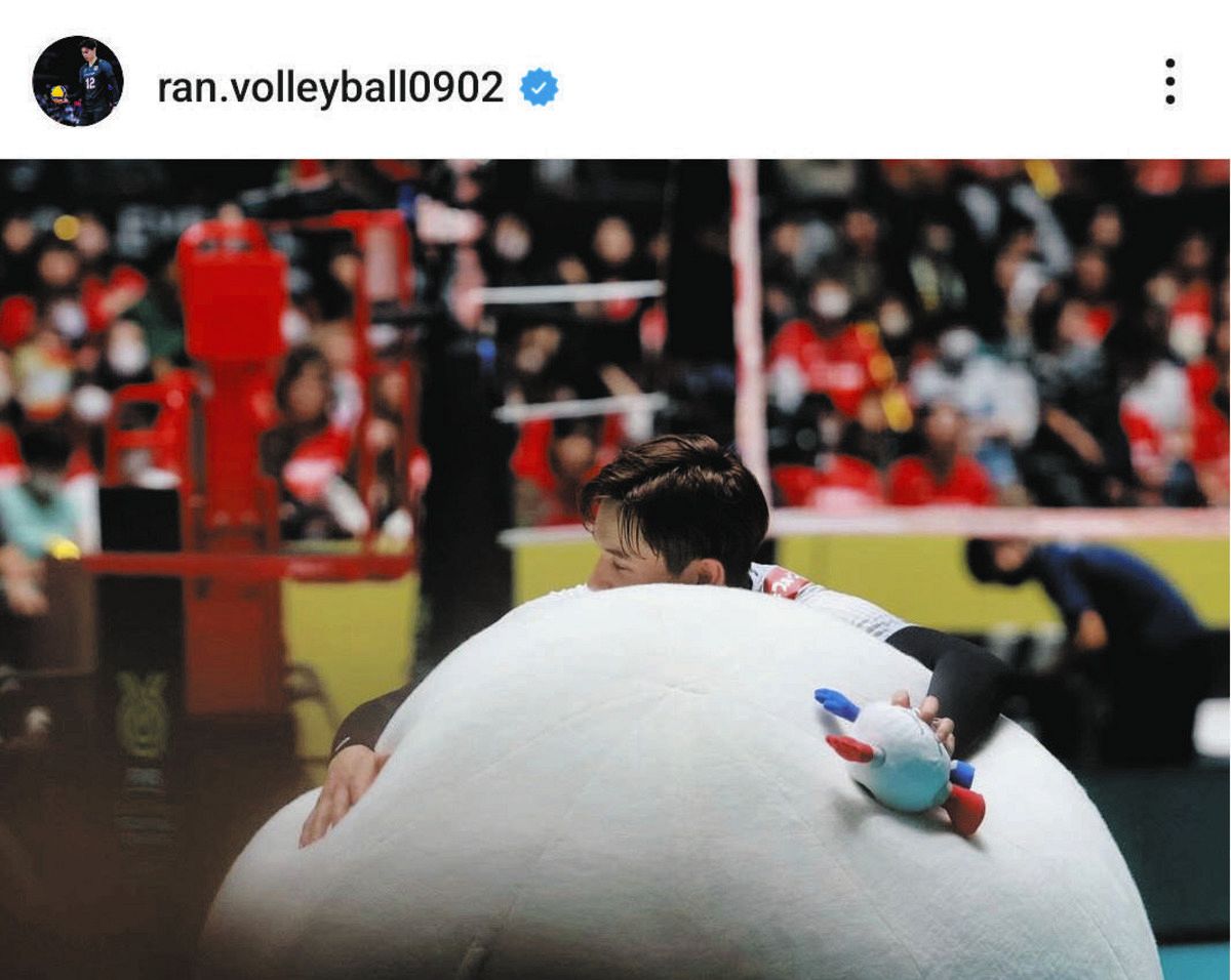 ◇高橋藍「バボちゃん」をギュッ【写真】：中日スポーツ・東京中日スポーツ
