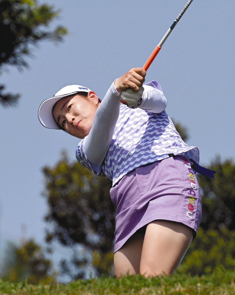 注目ルーキー18歳佐藤心結 史上初快挙へ1打差2位発進 心臓の音が聞こえるくらい緊張 女子ゴルフ 中日スポーツ 東京中日スポーツ 注目ルーキー18歳佐藤心結 史上初快挙へ1打差2位発進 心臓の音が聞こえるくらい緊張 女子ゴルフ 中日スポーツ 東京中日スポーツ