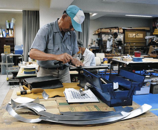 信長時代の製法で甲冑手作り 清洲城近くのボランティア工房に行って