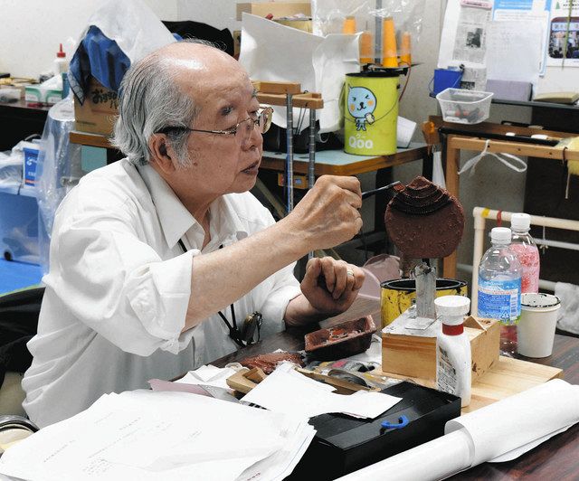 信長時代の製法で甲冑手作り 清洲城近くのボランティア工房に行って