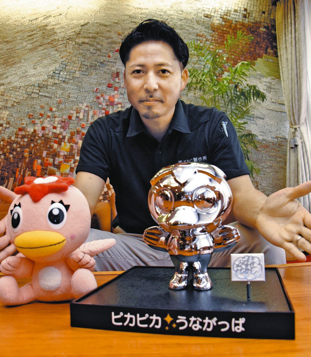 ピカピカうながっぱを寄贈した土本社長＝多治見市役所で
