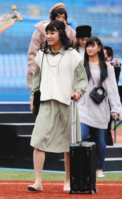 写真 めちゃ似合う 女装姿を披露した奥川 中日スポーツ 東京中日スポーツ