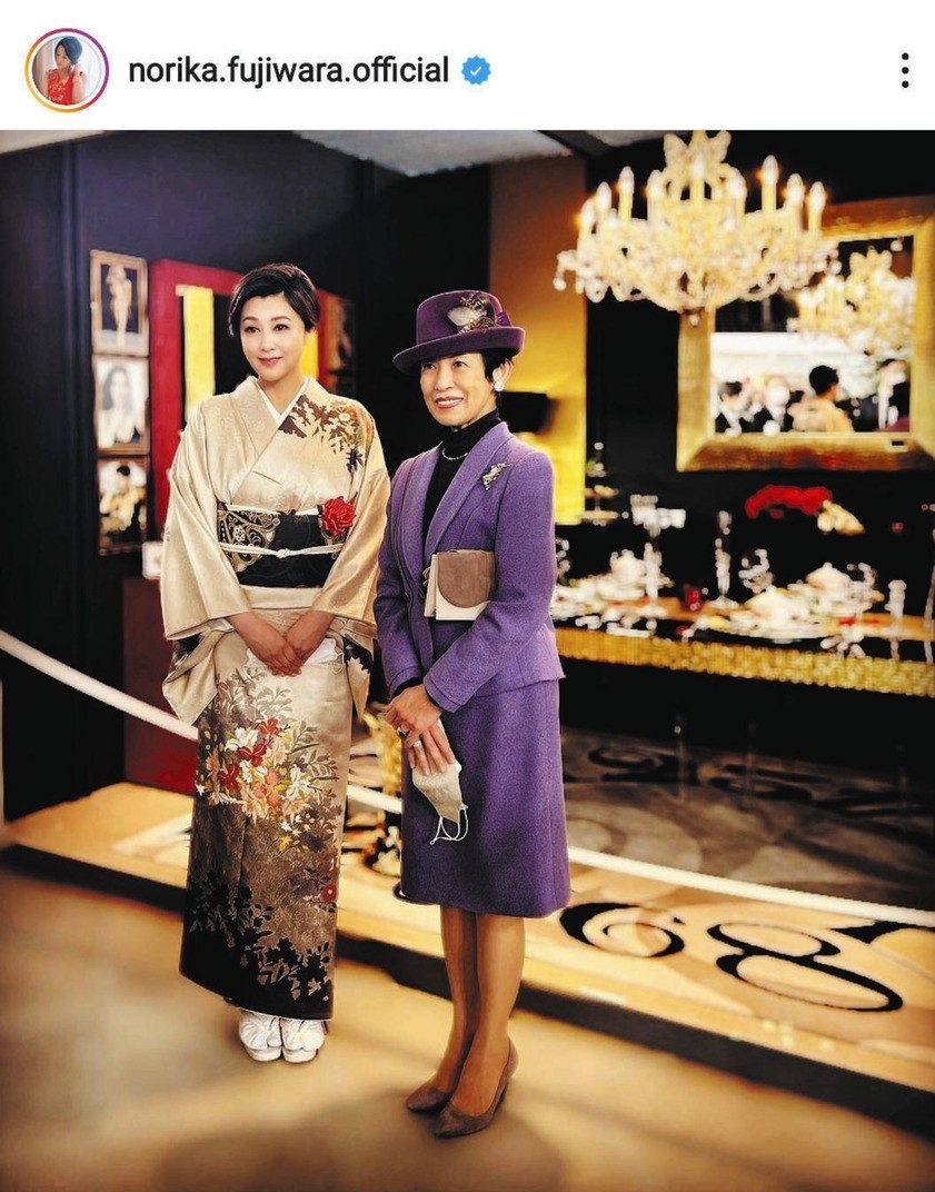 藤原紀香　チェア 写真】藤原紀香、高円宮妃久子さまとの2ショット：中日スポーツ・東京
