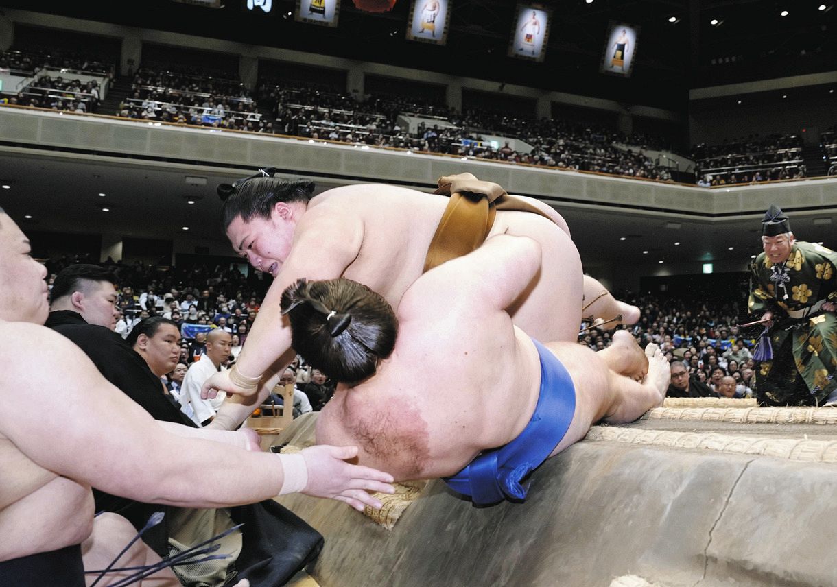 安青錦、王鵬の圧力に屈し新大関初黒星【写真】：中日スポーツ・東京中日スポーツ