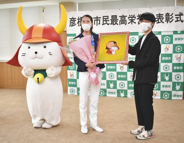 大橋選手 ひこにゃんに笑顔 五輪２冠で市民最高栄誉賞 中日新聞web