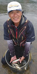 水源地で掛けたアユ１５匹を玉網に入れて見せてくれる中川さん。この後、北島鮎大橋では２０匹掛けた
