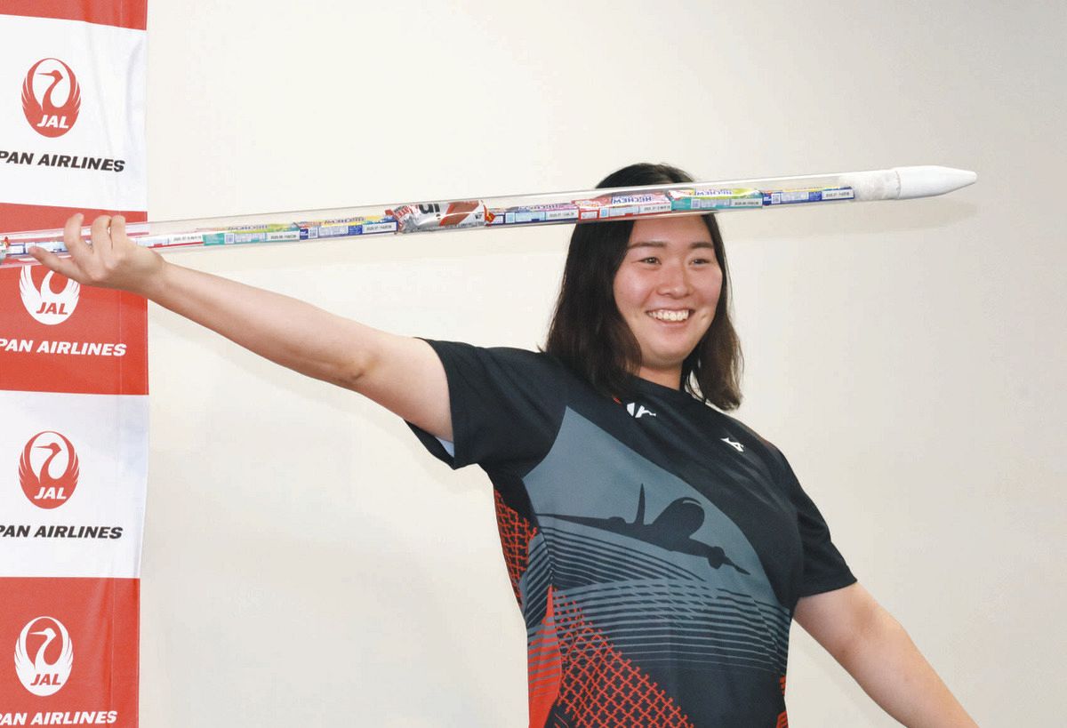 パリ五輪女子やり投げ金の北口榛花に”ハイチュウやり”贈呈「本物のやり