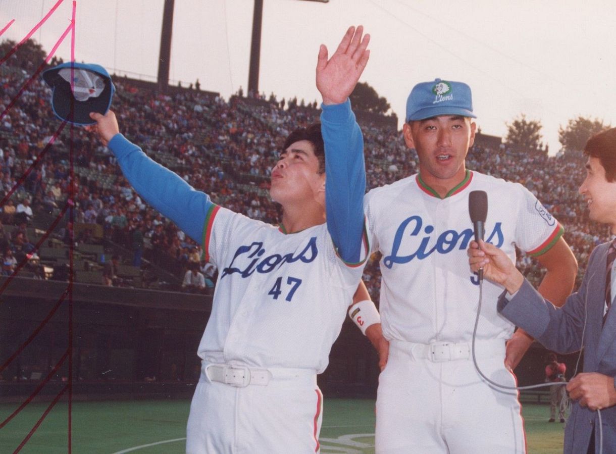 ◇清原とのヒーローインタビューでパフォーマンスする工藤【写真】：中