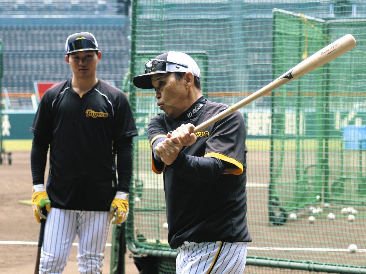 ◇森下に個別指導する岡田監督【写真複数】：中日スポーツ・東京中日 