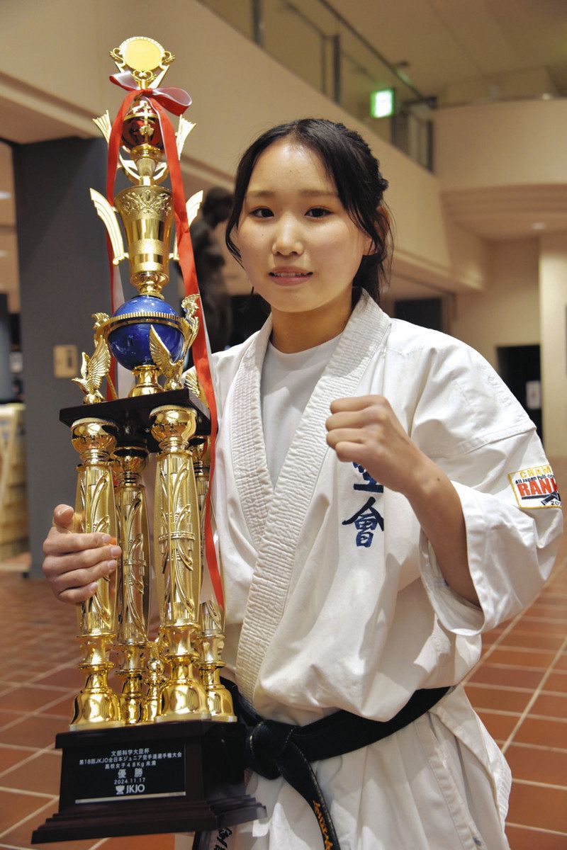 JKJO全日本ジュニア空手道選手権大会で優勝した西山さん＝多治見市で
