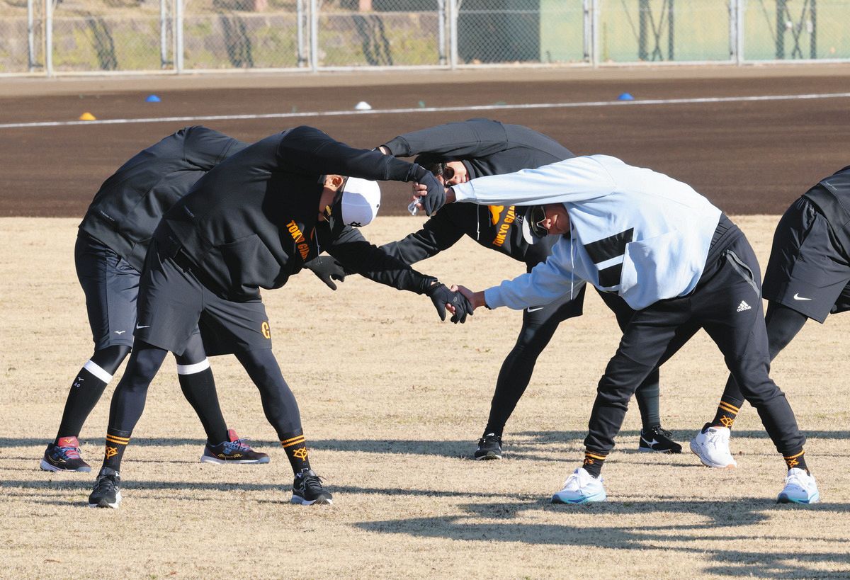 ◇田中将大と坂本勇人、手をつなぎウォーミングアップ【写真】：中日
