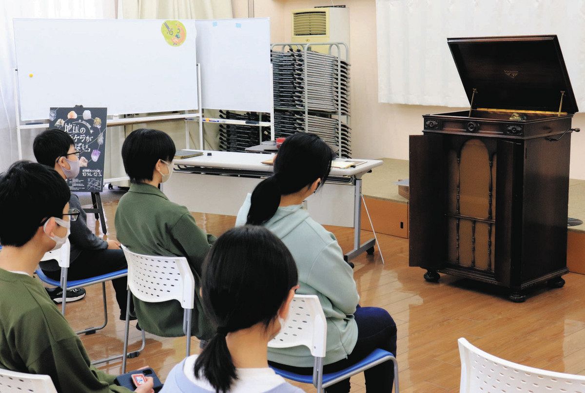 100年前の蓄音機、音色柔らか 福井でSPレコードコンサート：中日新聞Web