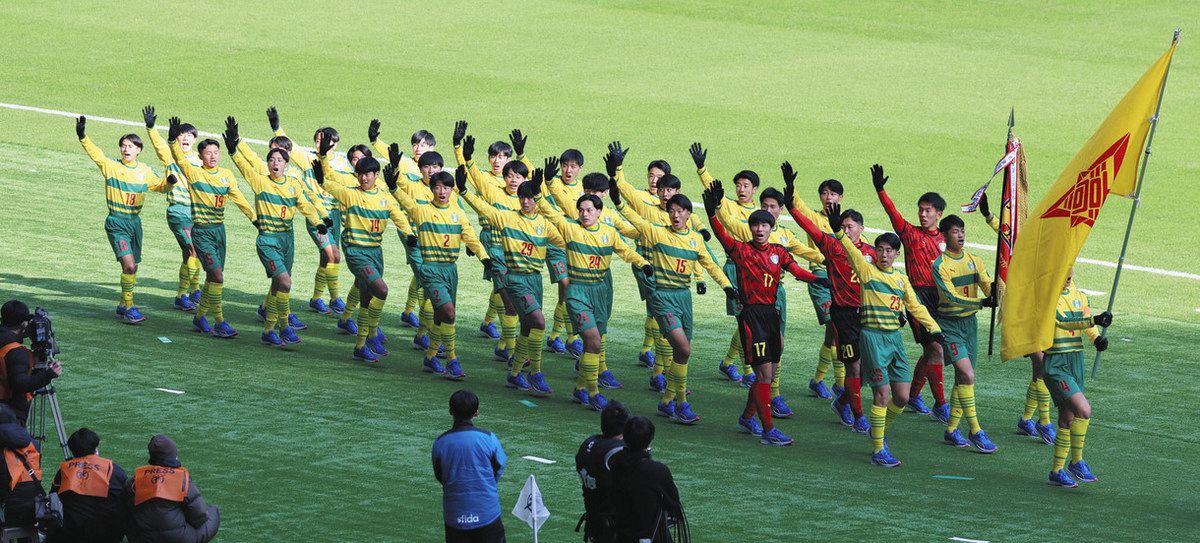 星稜イレブン 力強く行進 全国高校サッカーが開幕：北陸中日新聞Web