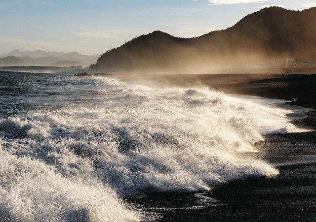 伊勢路点描 世界遺産20周年＞七里御浜海岸 荒波と滑らかな小石 ：中日