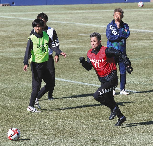 試合形式の練習でボールを追う三浦。右端は兄の三浦泰年監督＝三重県鈴鹿市の三重交通Ｇスポーツの杜鈴鹿で 