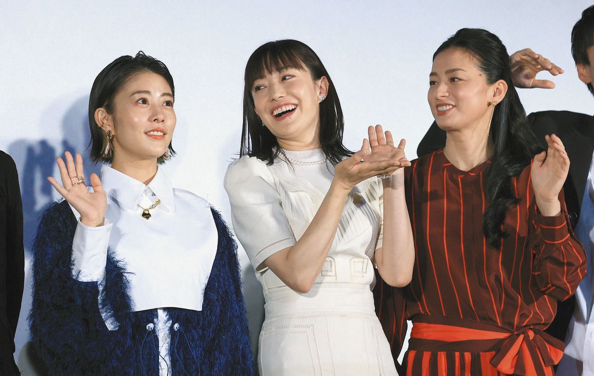 映画「明日の食卓」の初日舞台あいさつで笑顔を見せる（左から）高畑充希、菅野美穂、尾野真千子