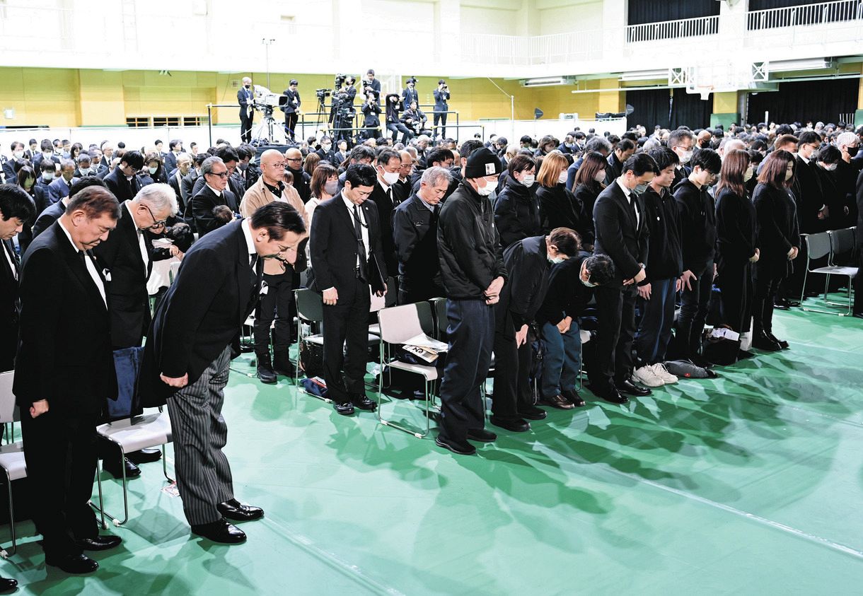 能登半島地震と豪雨被害の追悼式で黙とうする出席者＝1日午後4時10分、石川県輪島市で