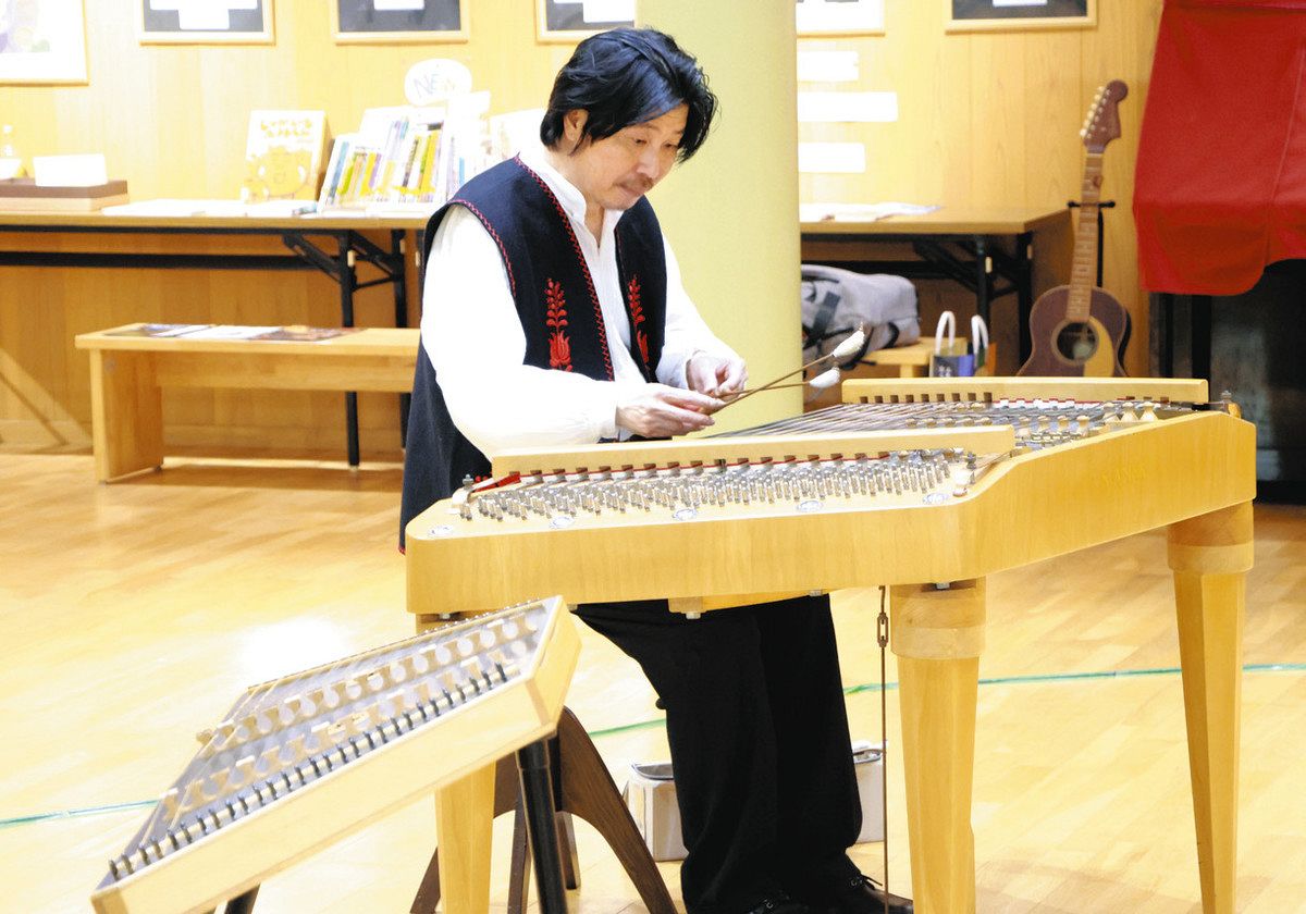 ツィンバロンを演奏する斉藤浩さん＝珠洲市大谷小中で