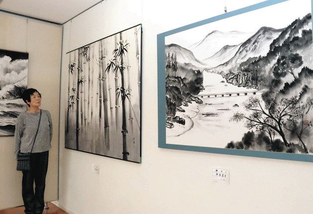 白黒でも浮かぶ風景の色 津で１０月１０日まで白山水墨画研究会展：中 