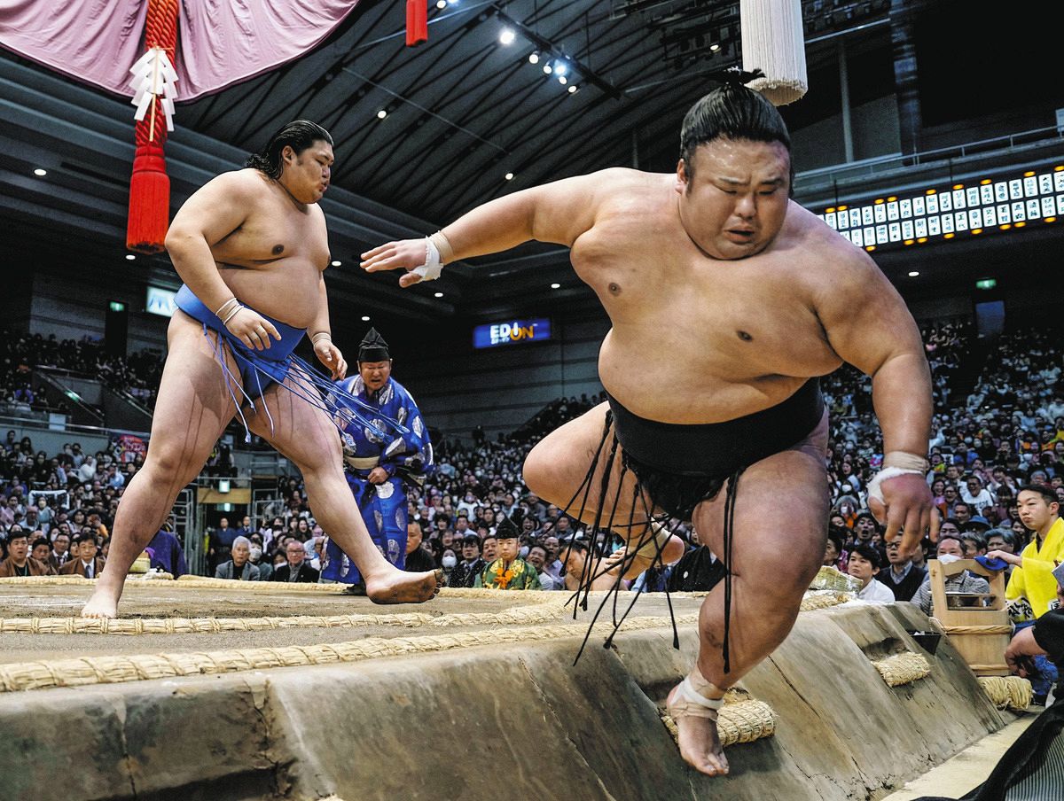 大の里、大関・貴景勝を吹っ飛ばす ２敗死守でＶに望み【大相撲春場所】：中日新聞Web