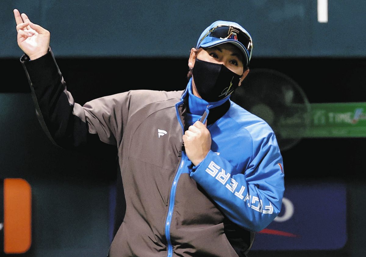 ７回１死一、二塁、投手交代を告げる日本ハム・新庄監督
