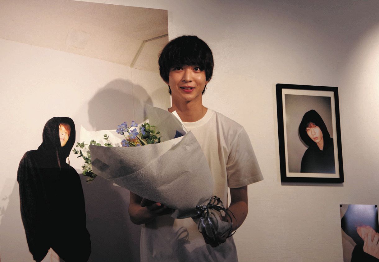 鈴木仁、23歳の誕生日に自身初の写真展開催 サプライズの花束に