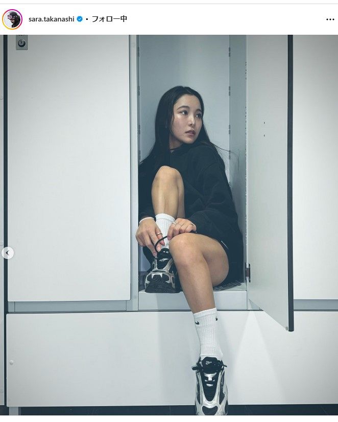 ◇高梨沙羅、短パンでロッカー『すっぽり』【写真】：中日スポーツ