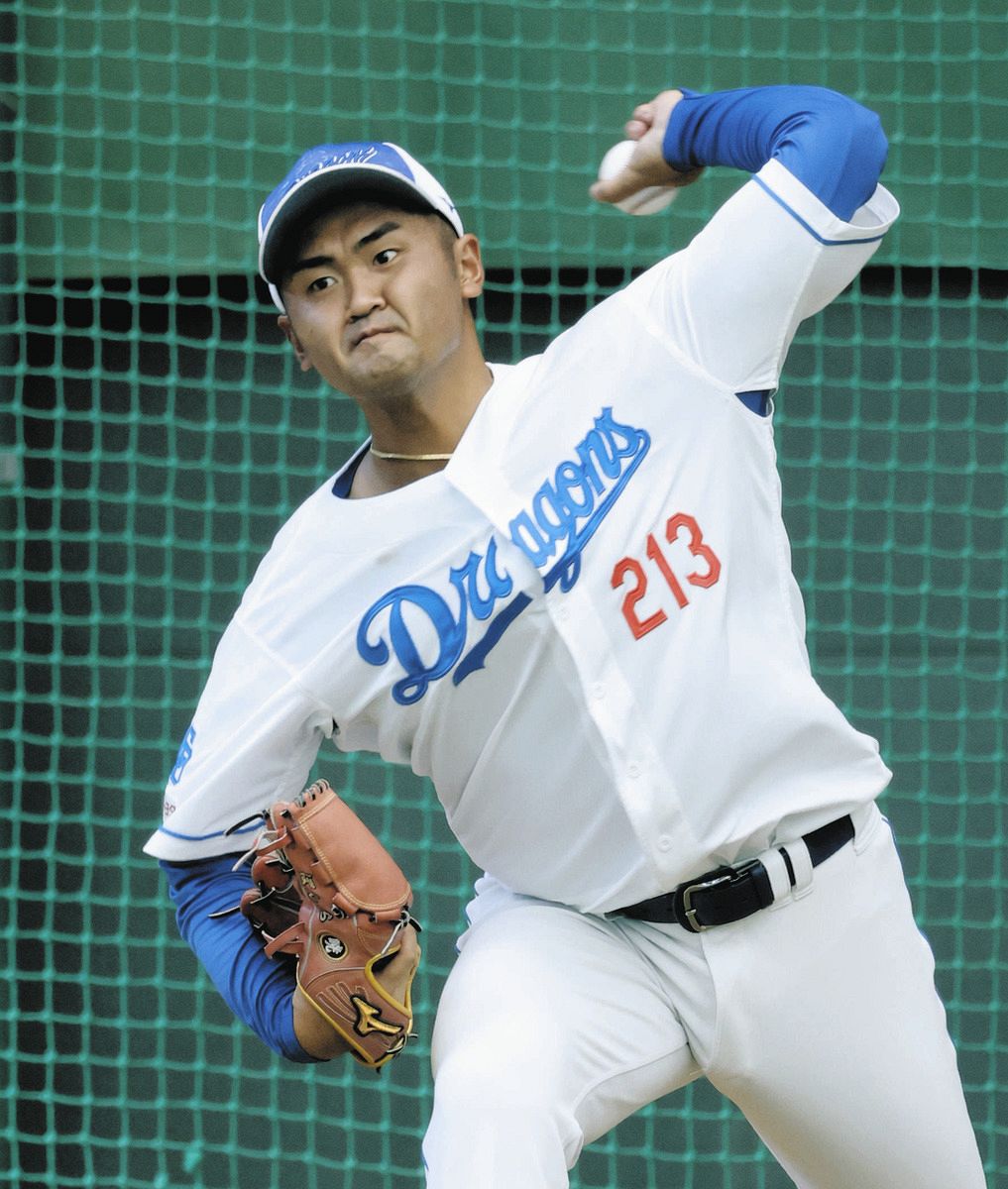 ブルペンで、投球練習する森山