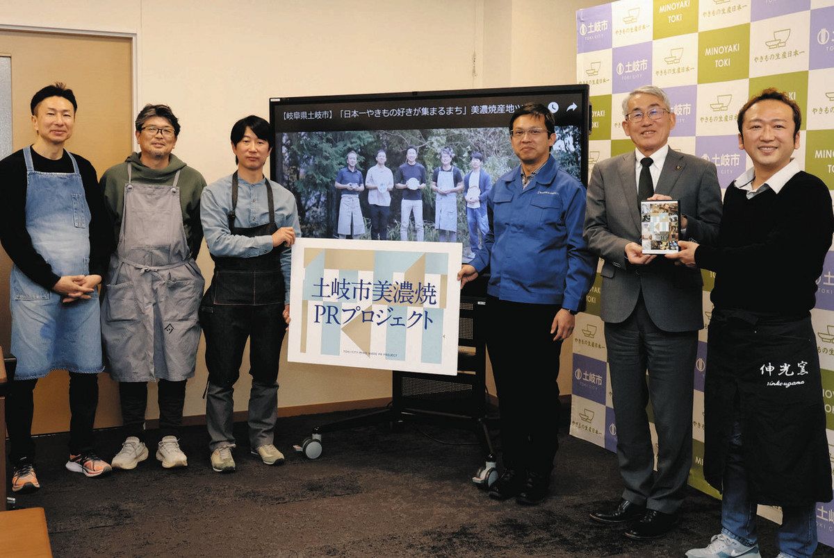 　加藤市長（右から2人目）に完成を報告したメンバーら＝土岐市役所で　
