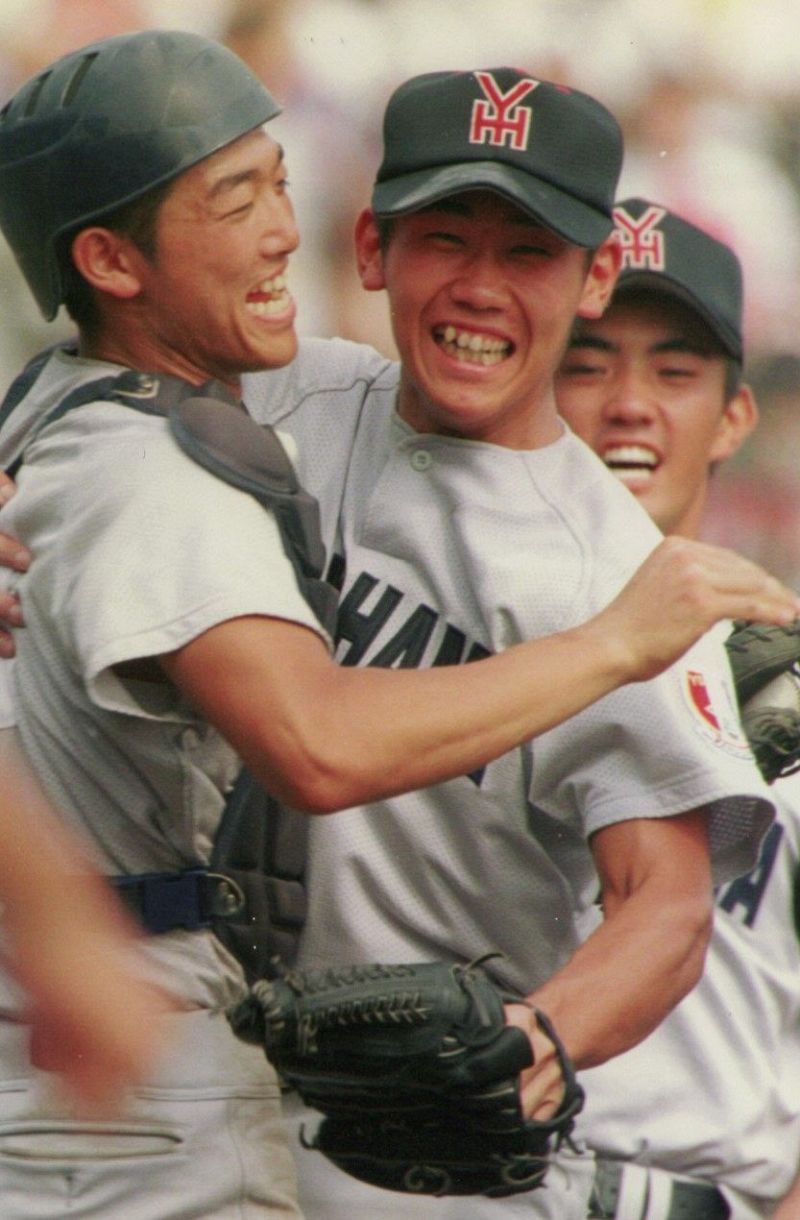 １９９８年８月２２日、横浜ー京都成章の甲子園決勝戦でノーヒットノーラン達成、小山捕手（左）と抱き合って喜ぶ横浜・松坂投手
