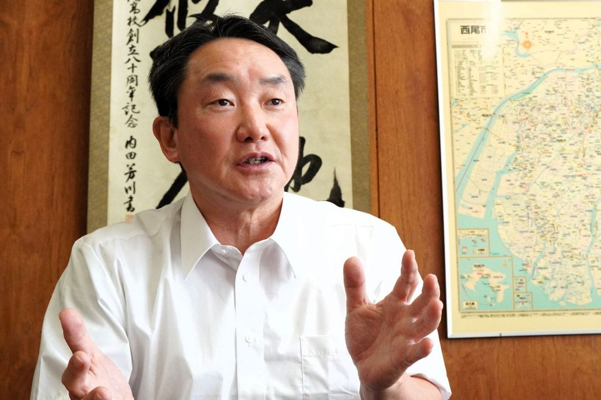 来春に開校する付属中学での教育内容について話す西尾高校の近藤校長＝いずれも愛知県西尾市で
